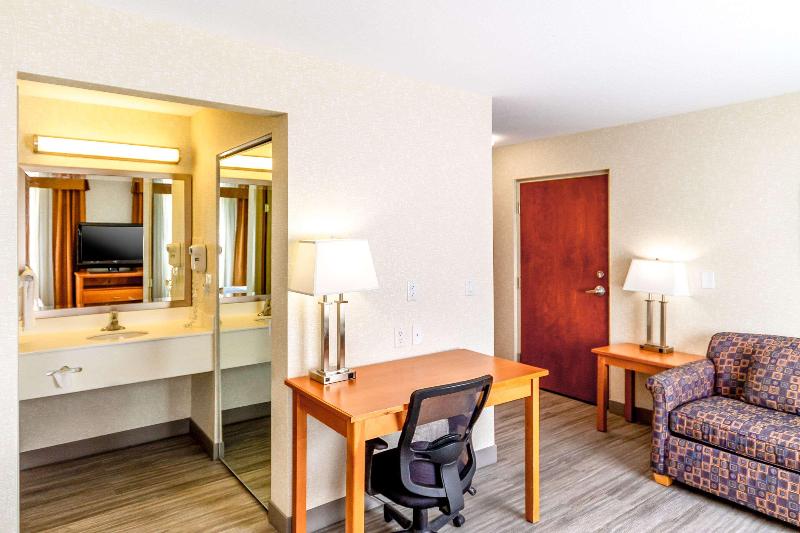 Econo Lodge Inn & Suites University Hotel Econo Lodge Inn & Suites University Hotel