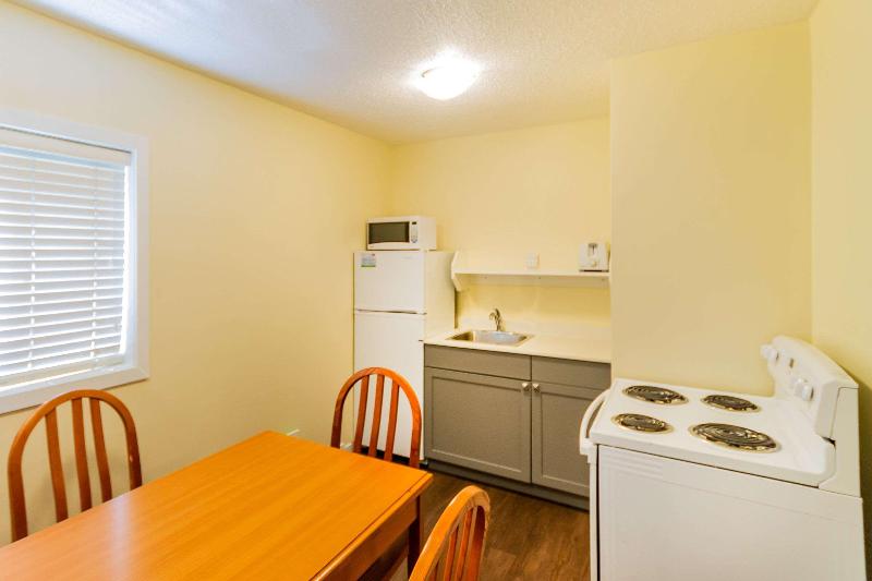 Econo Lodge Inn & Suites University Hotel Econo Lodge Inn & Suites University Hotel