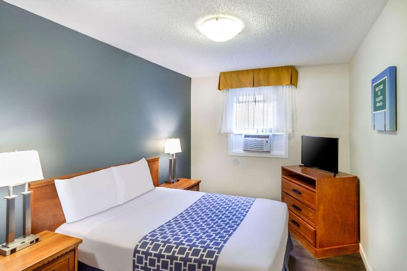 Econo Lodge Inn & Suites University Hotel Econo Lodge Inn & Suites University Hotel