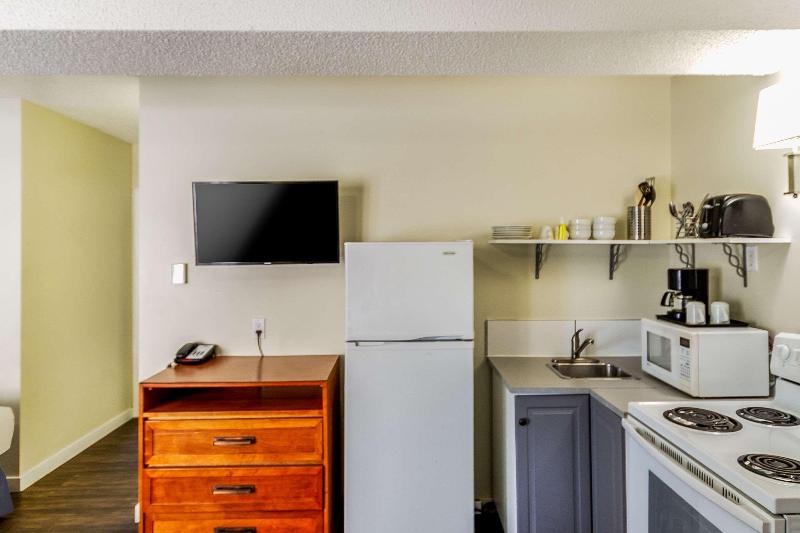 Econo Lodge Inn & Suites University Hotel Econo Lodge Inn & Suites University Hotel