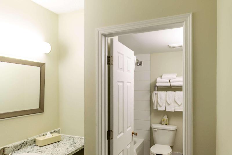 Econo Lodge Inn & Suites University Hotel Econo Lodge Inn & Suites University Hotel