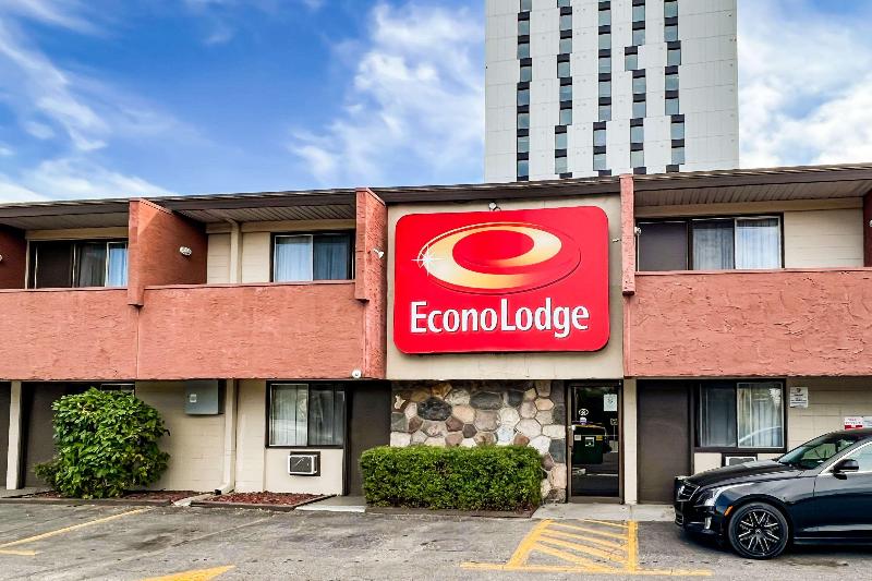 Econo Lodge Motel Village Hotel