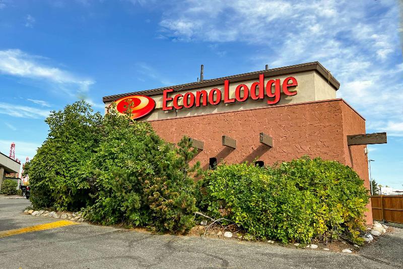 Econo Lodge Motel Village Hotel