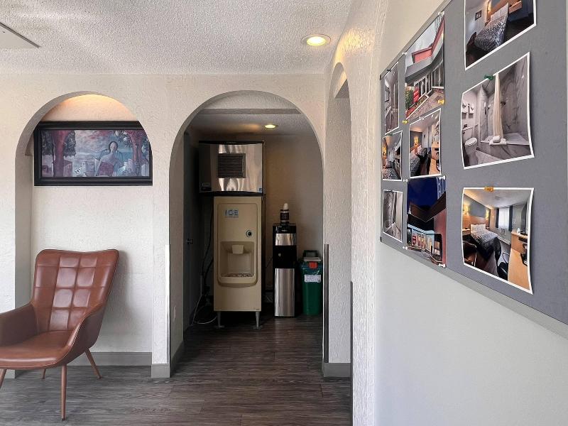 Econo Lodge Motel Village image