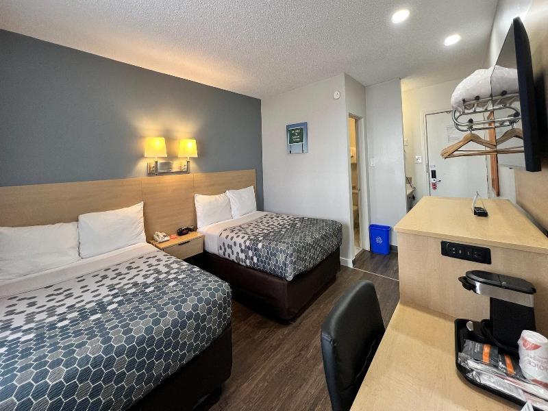 Econo Lodge Motel Village image