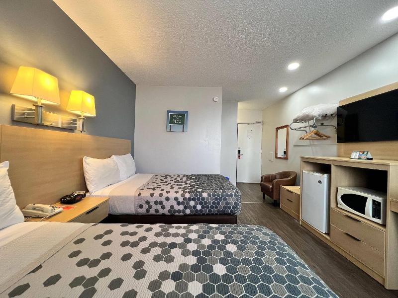 Econo Lodge Motel Village image