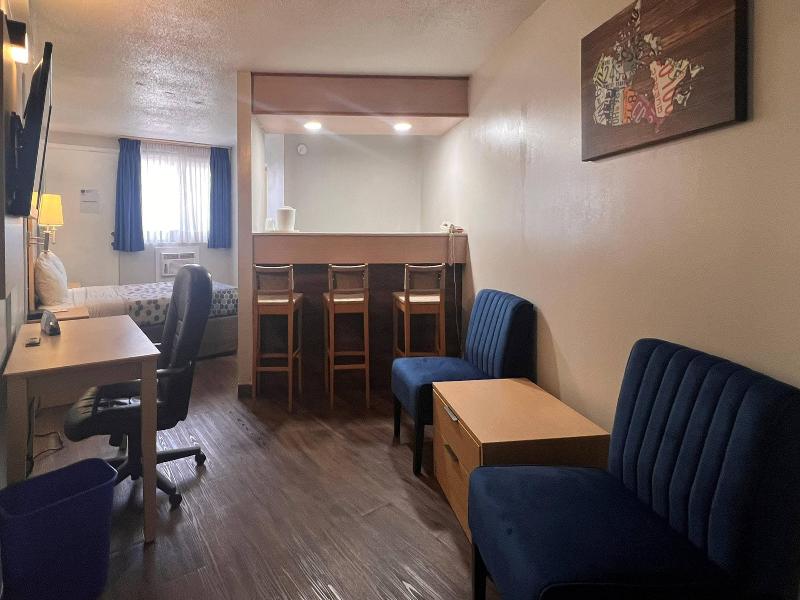 Econo Lodge Motel Village image