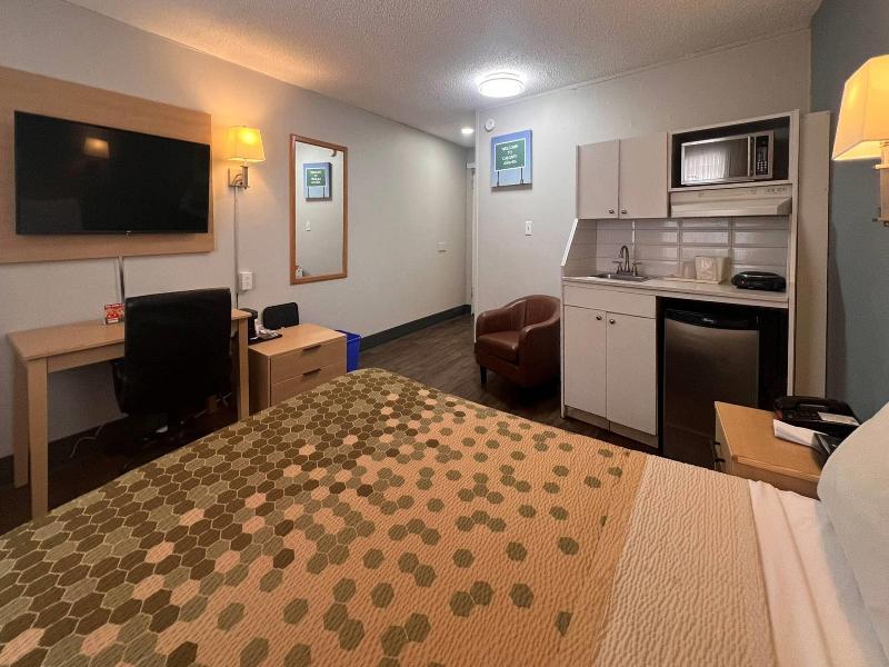 Econo Lodge Motel Village image