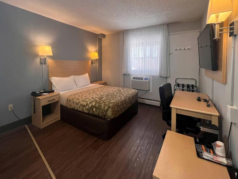 Econo Lodge Motel Village image