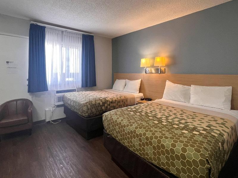 Econo Lodge Motel Village image
