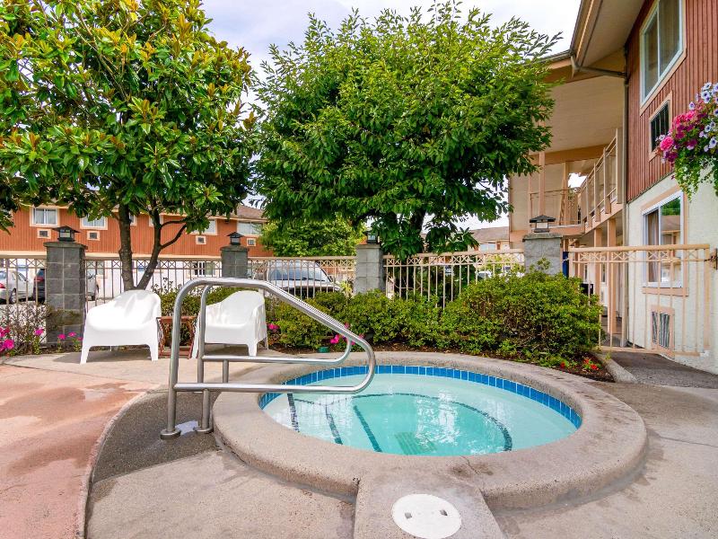 Econo Lodge Inn & Suites N. Vancouver image