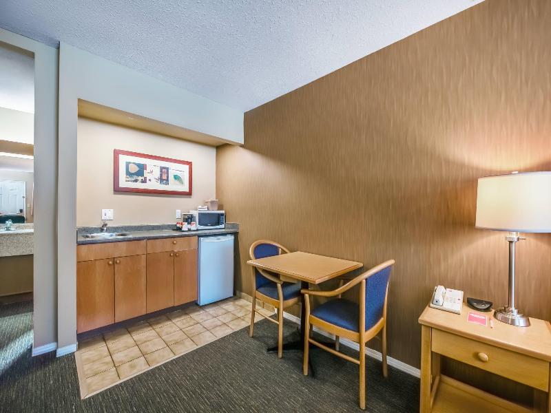 Econo Lodge Inn & Suites N. Vancouver image