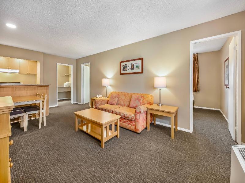 Econo Lodge Inn & Suites N. Vancouver image