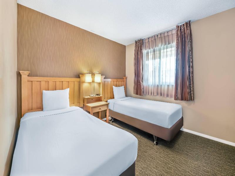 Econo Lodge Inn & Suites N. Vancouver image
