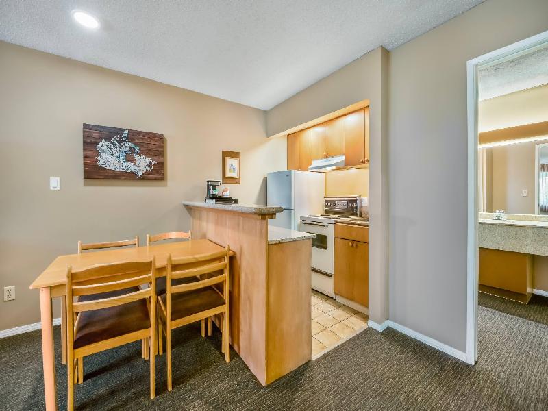 Econo Lodge Inn & Suites N. Vancouver image