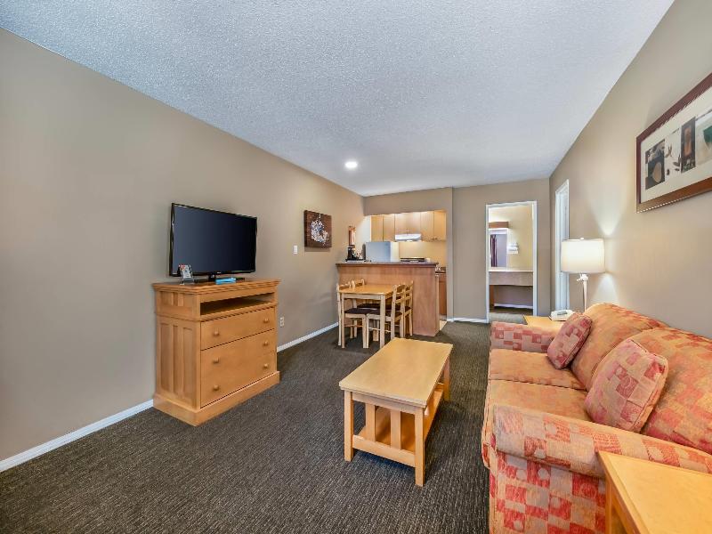 Econo Lodge Inn & Suites N. Vancouver image