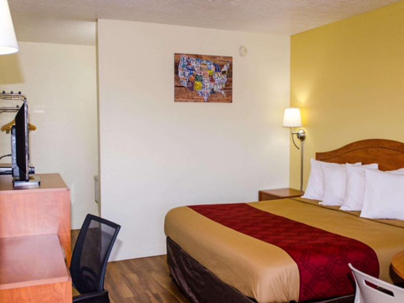 1 King Bed, Senior Room, Nonsmoking, Accessible (2 Adults  )