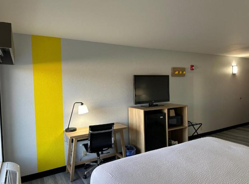 Super 8 By Wyndham Alexandria La image