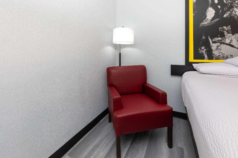 Super 8 By Wyndham Alexandria La image
