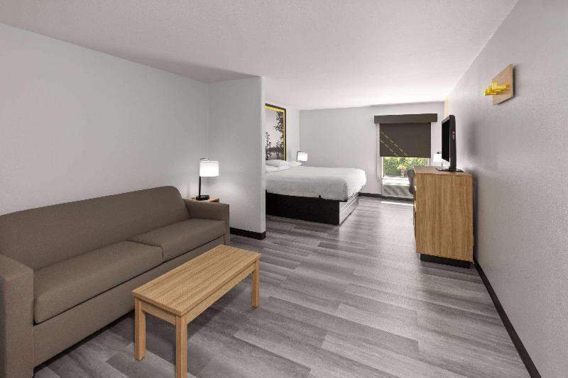 Super 8 By Wyndham Alexandria La image