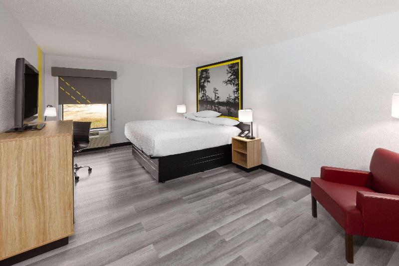 Super 8 By Wyndham Alexandria La image