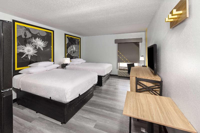 Super 8 By Wyndham Alexandria La image