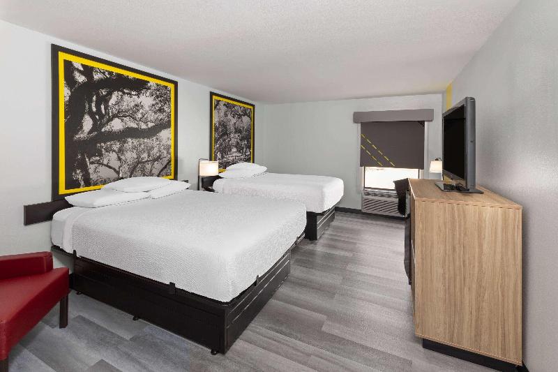 Super 8 By Wyndham Alexandria La image