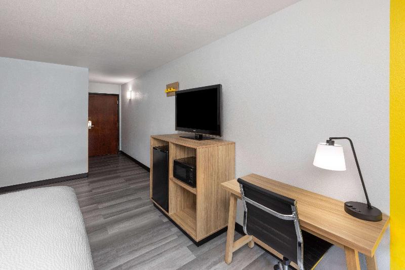 Super 8 By Wyndham Alexandria La image