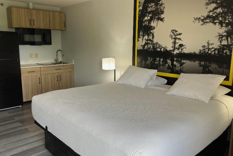 Super 8 By Wyndham Alexandria La image