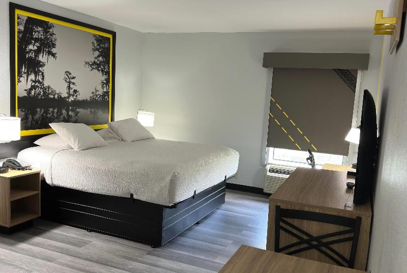 Super 8 By Wyndham Alexandria La image