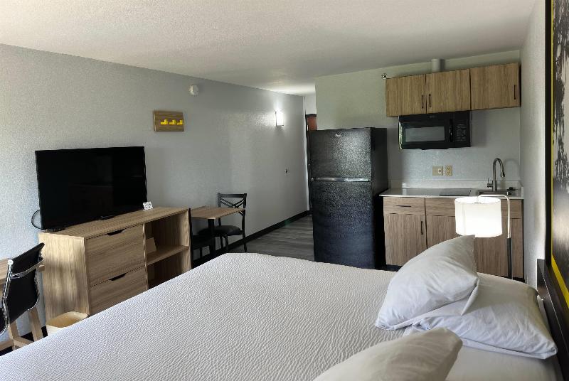 Super 8 By Wyndham Alexandria La image