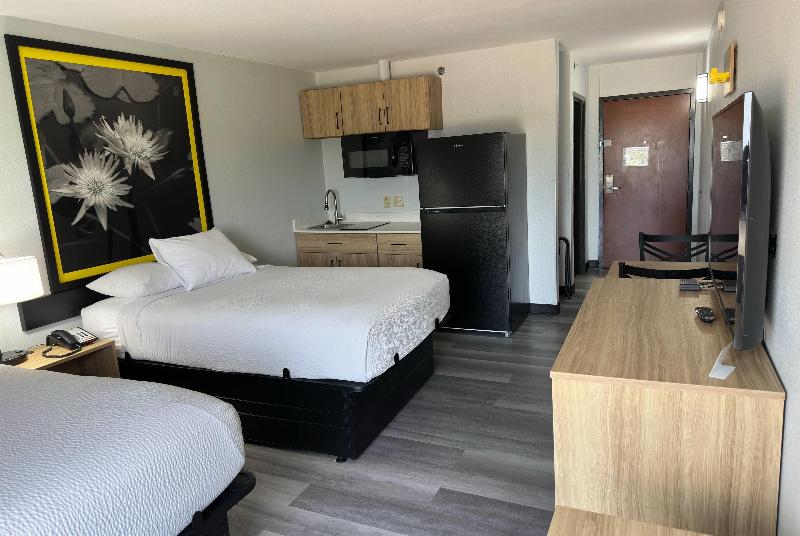 Super 8 By Wyndham Alexandria La image