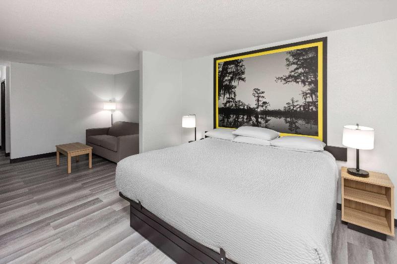 Super 8 By Wyndham Alexandria La image