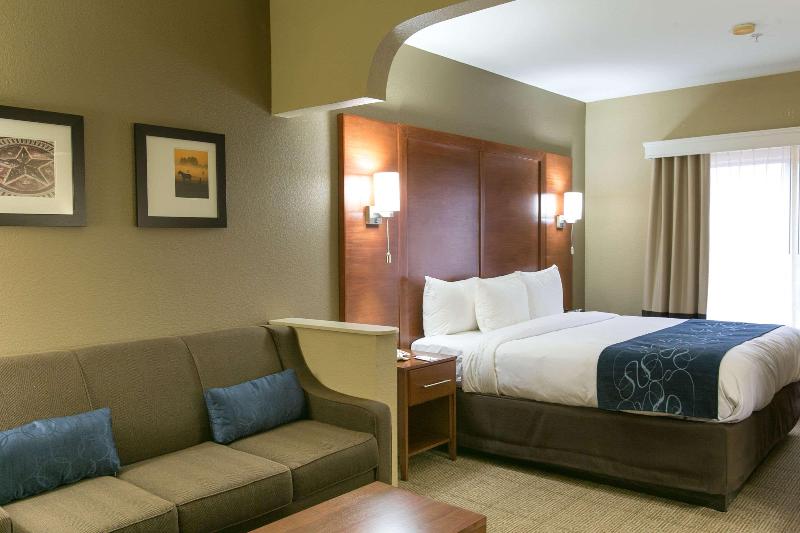 Hotel Comfort Suites NW Lakeline