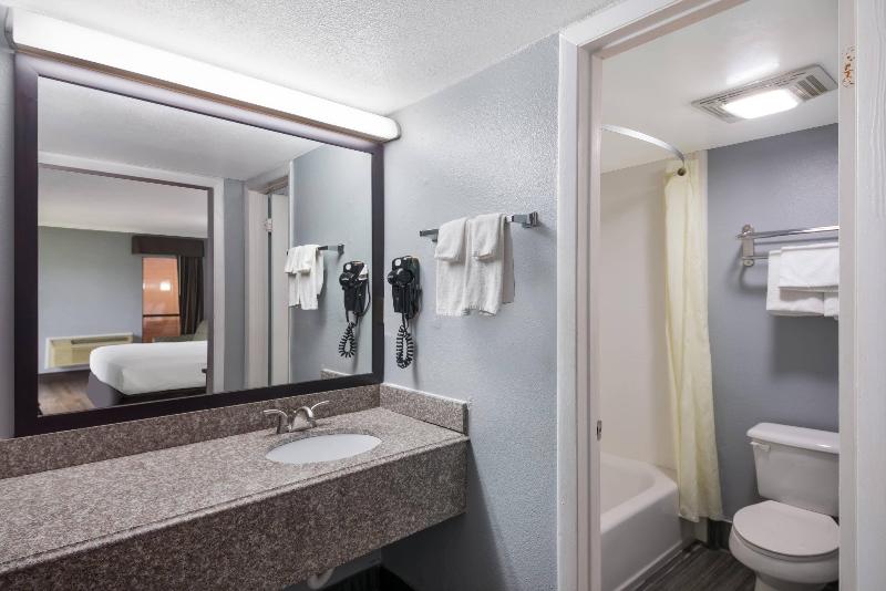 Econo Lodge near The Domain - The Arboretum image