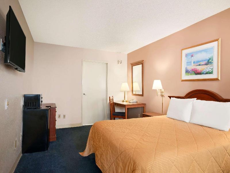Travelodge by Wyndham Bakersfield image