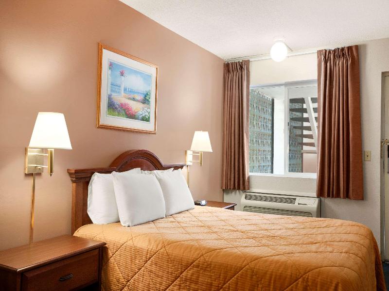 Travelodge by Wyndham Bakersfield image