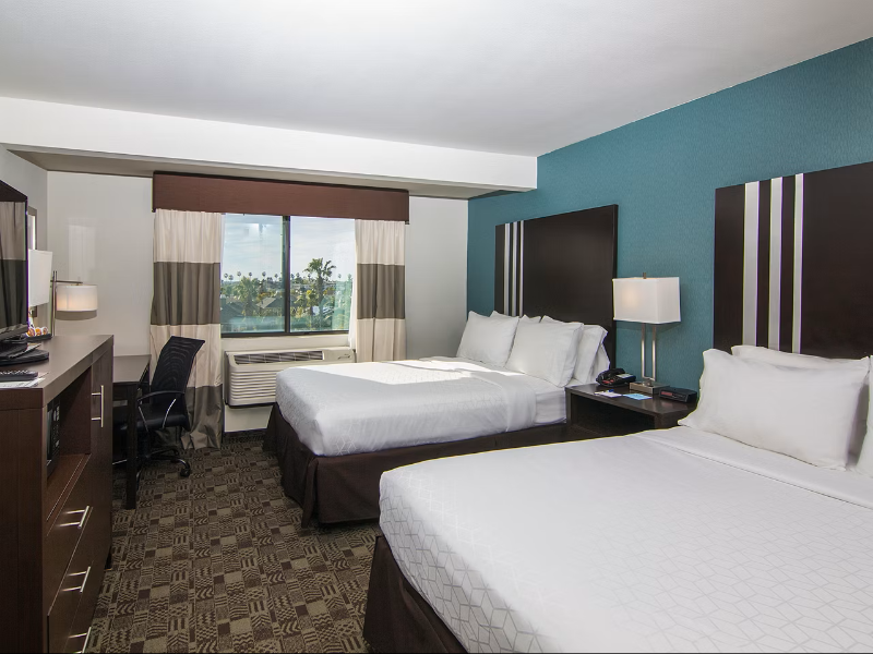 Holiday Inn Express and Suites Carlsbad Beach image