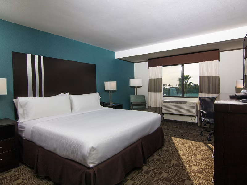 Holiday Inn Express and Suites Carlsbad Beach image