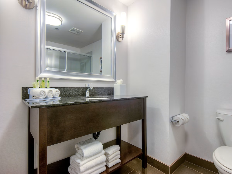 Holiday Inn Express and Suites Carlsbad Beach image