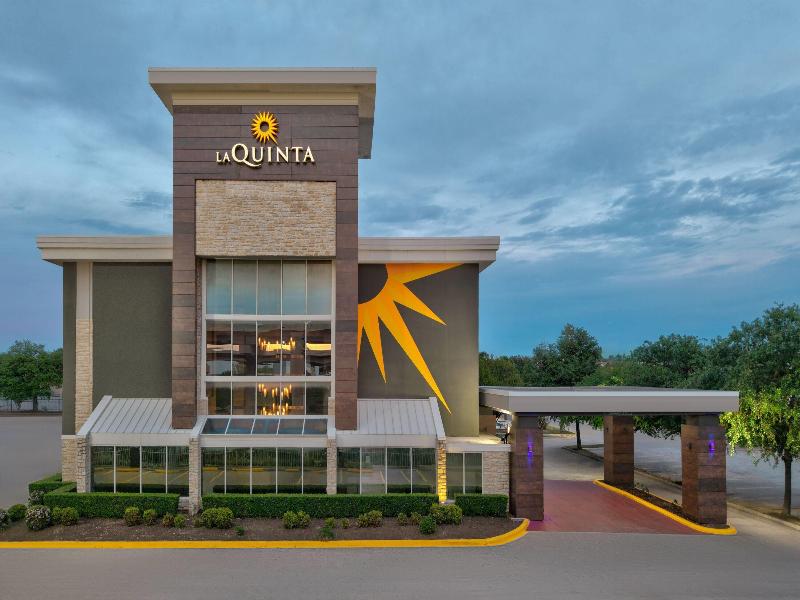 La Quinta Inn & Suites Dallas I-35 — exterior view