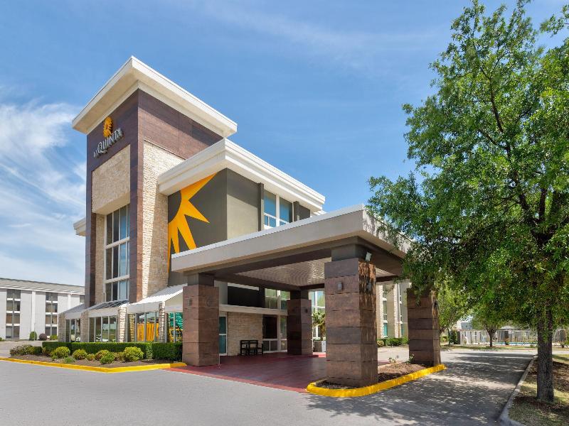 La Quinta Inn & Suites Dallas I-35 — general view