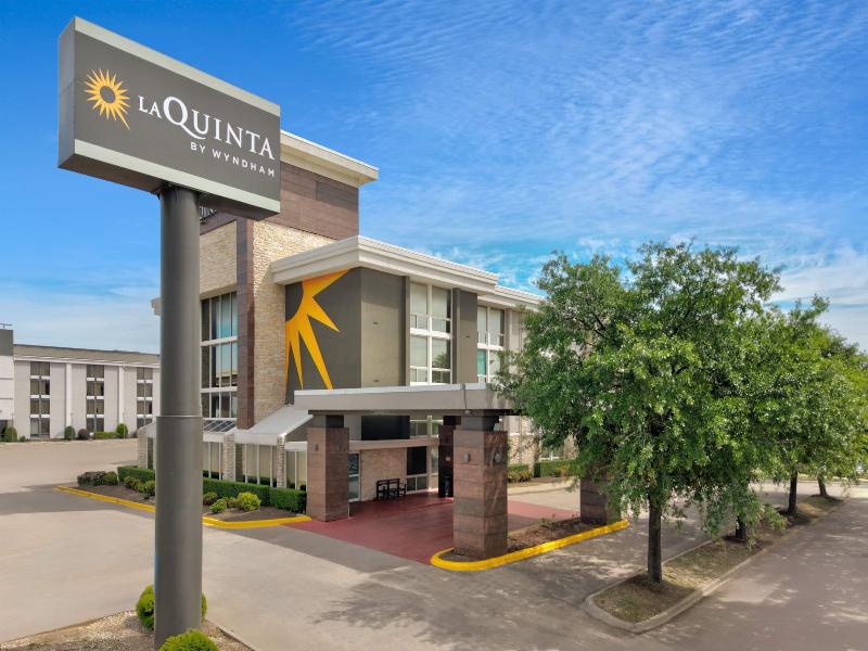 La Quinta Inn & Suites Dallas I-35 — general view