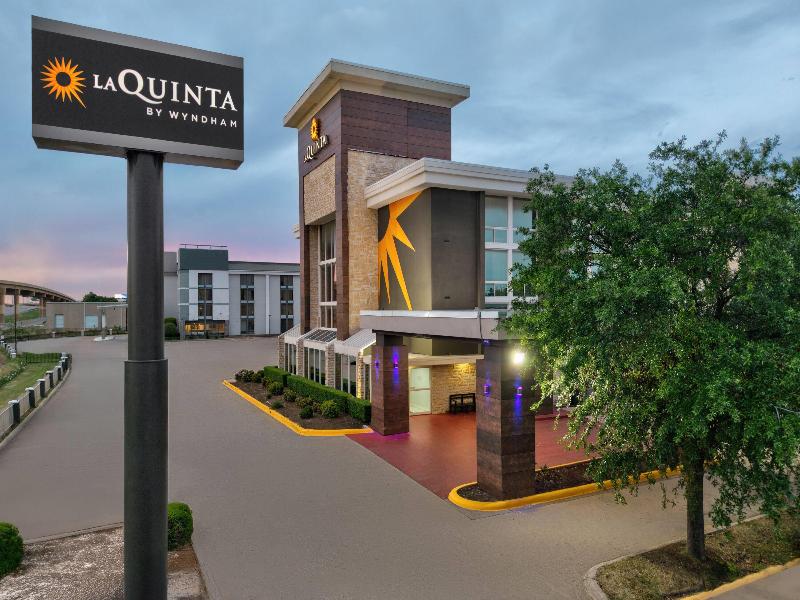 La Quinta Inn & Suites Dallas I-35 — general view