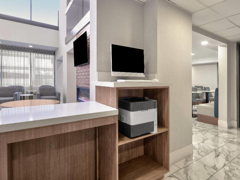 La Quinta Inn & Suites Dallas I-35 image
