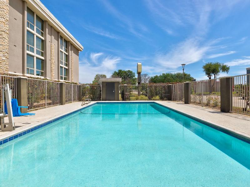 La Quinta Inn & Suites Dallas I-35 image