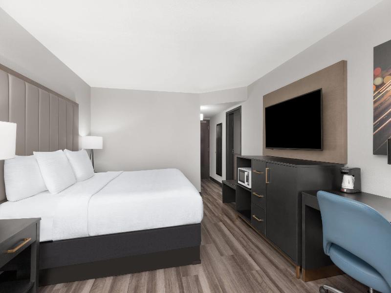 La Quinta Inn & Suites Dallas I-35 image