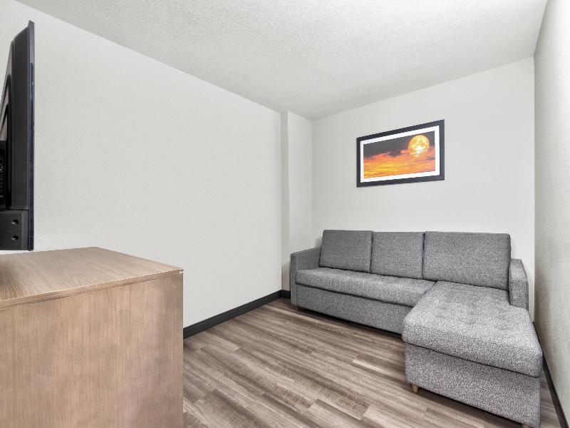 La Quinta Inn & Suites Dallas I-35 image