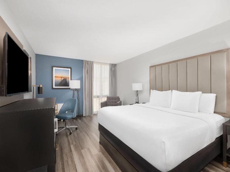 La Quinta Inn & Suites Dallas I-35 image