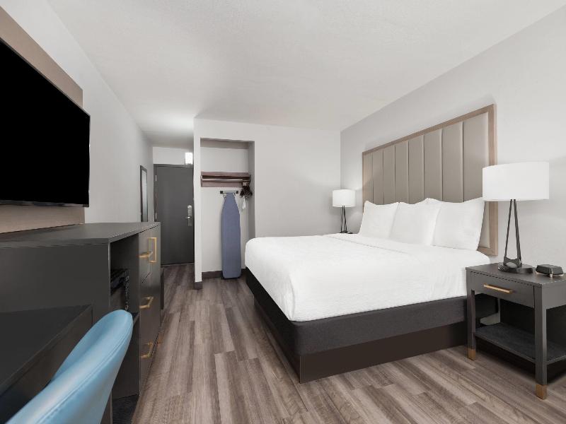 La Quinta Inn & Suites Dallas I-35 image